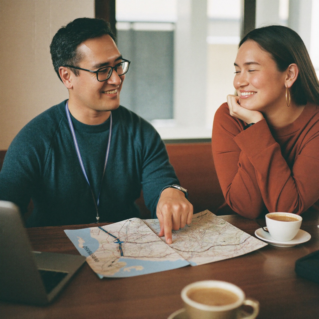 Un asesor y una viajera planifican la ruta sobre un mapa