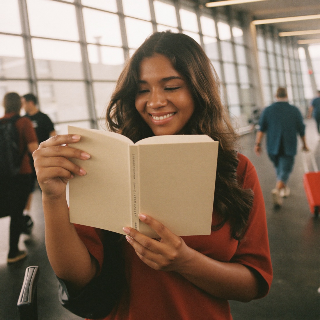 Una viajera lee su guía en el aeropuerto