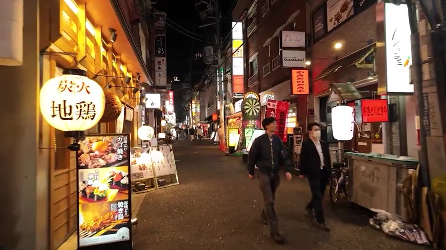 Callejón de izakayas en Tokio de noche