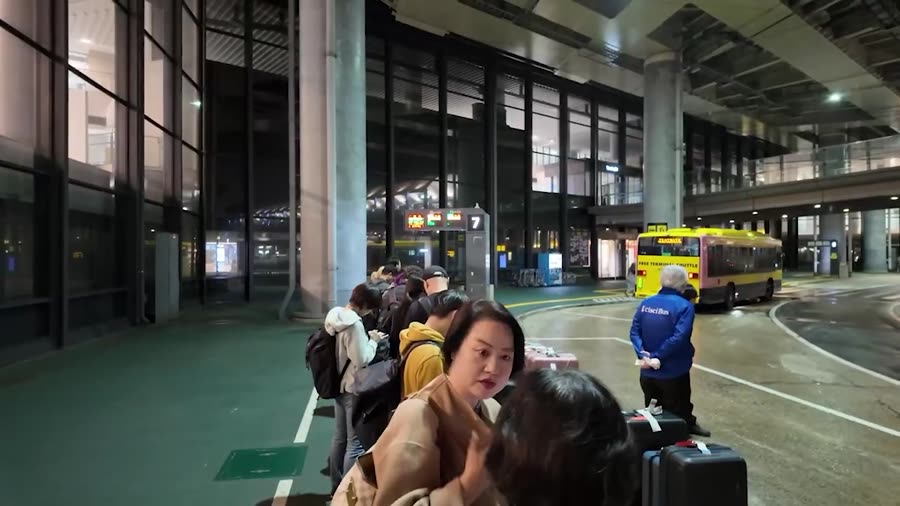 Terminal de buses con viajeros y valijas
