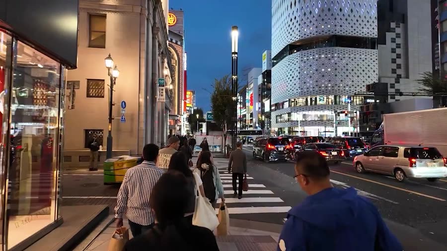 Calle comercial iluminada al anochecer
