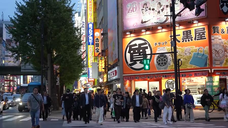 Avenida llena de carteles luminosos en Shinjuku