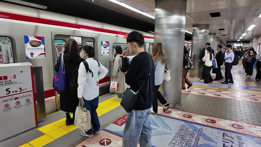 Andén del metro con pasajeros esperando